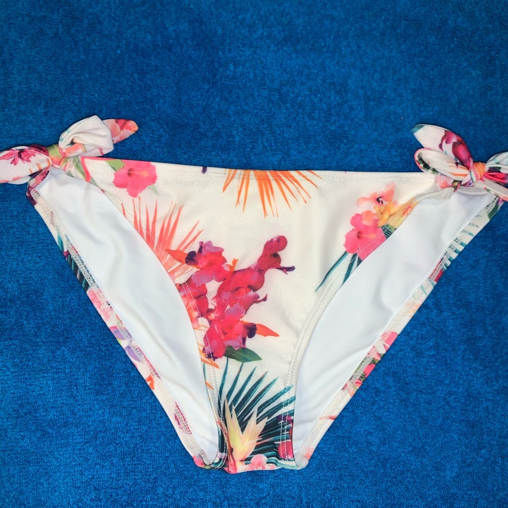 White flower print bikini bottoms